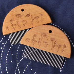 loom comb with daisy pattern